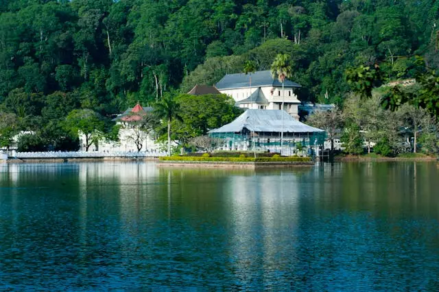 Kandy and the Temple of the ToothCultural Destinations in Sri Lanka-travel guide voyage